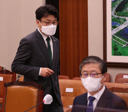 진성준(왼쪽) 더불어민주당 의원이 23일 열린 변창흠 국토교통부 장관 내정자 인사청문회에서 변창흠 내정자 옆을 지나가고 있다. <연합뉴스>